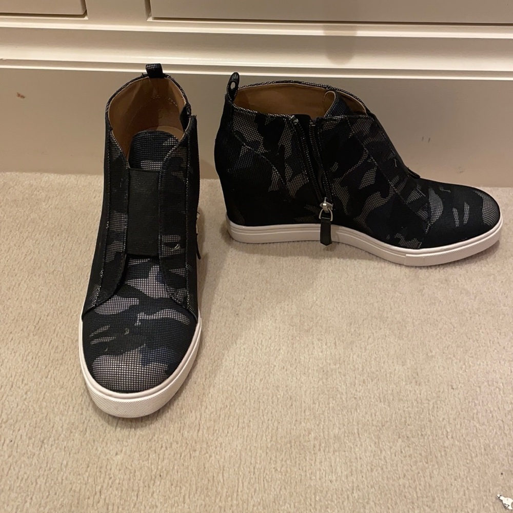 wedge sneaker